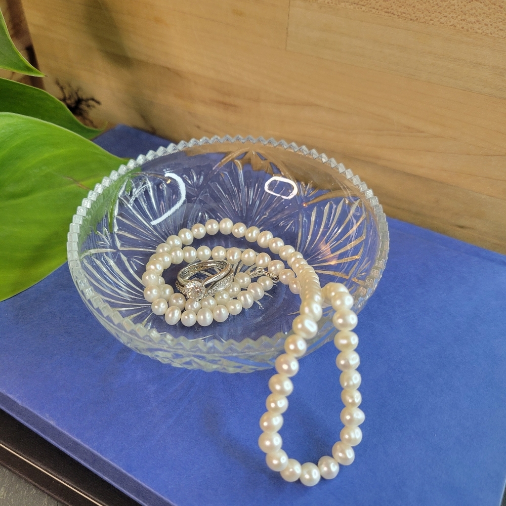Elegant Pearl Necklace with Crystal Dish
